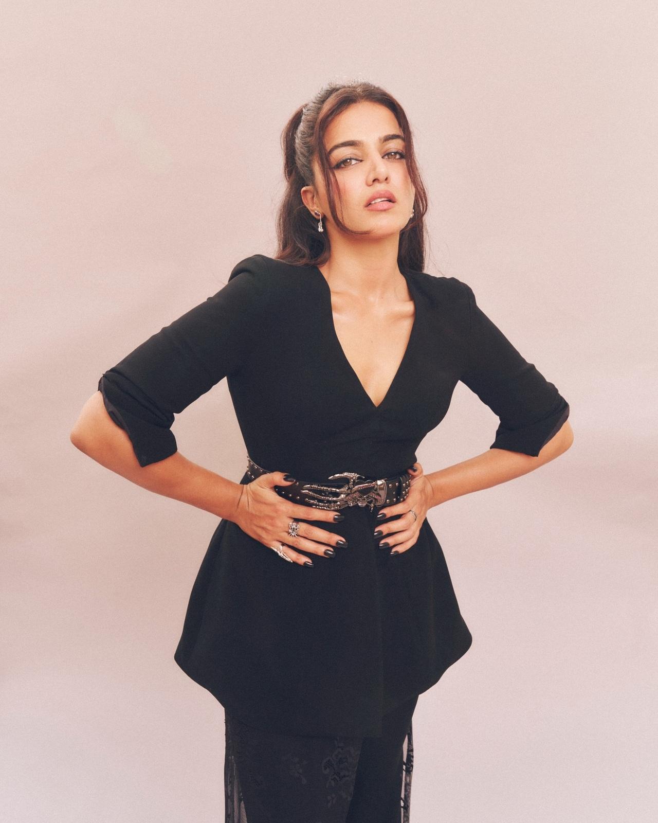 She keeps her hair in soft waves and opts for minimal makeup, letting the outfit stand out. The overall look is simple, polished, and effortlessly chic.