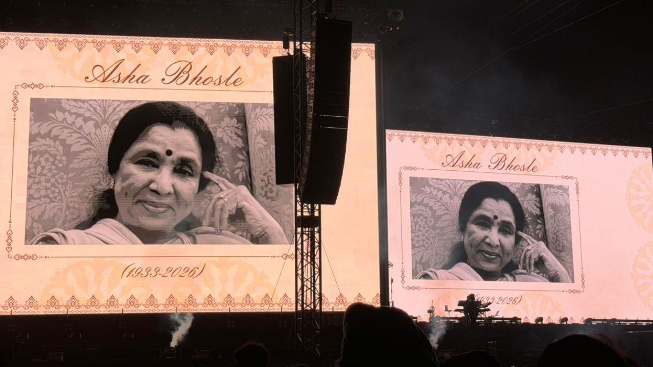 Even as he performed his heart out, the singer paid a heartfelt tribute to legendary singer Asha Bhosle, who passed away on Sunday at 92
