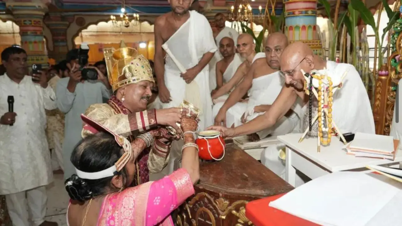 A couple from the United States, participate in the rituals remotely and symbolically take the honour of Shreyansh Kumar by offering alms after bidding Rs 1.09 crore