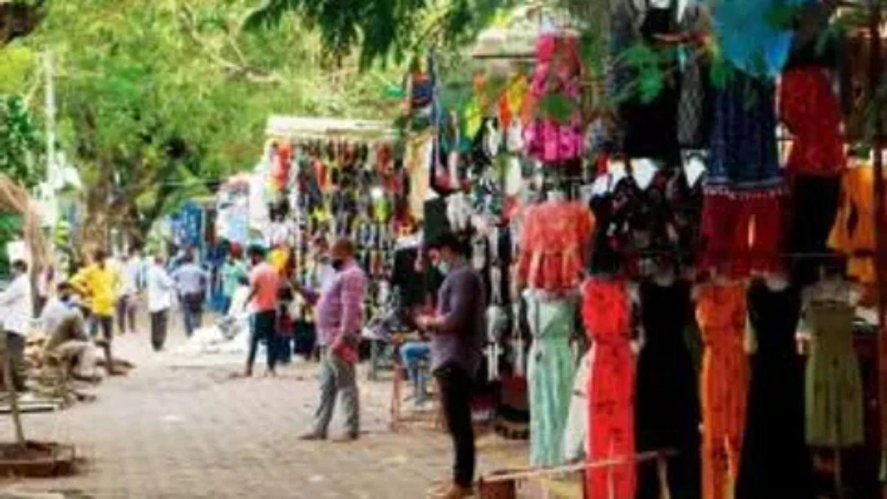 Fashion Street in South Mumbai near Colaba causeway packs ovet 150 stalls of tees, denim and jackets into one buzzing lane, perfect for scoring trendy basics at bargain prices