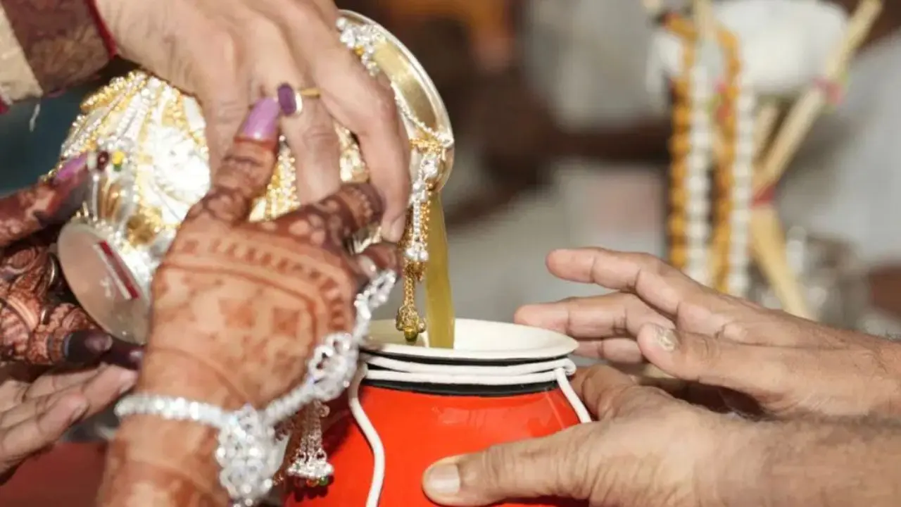 The ritual traces its origin to Lord Rishabhdev, who broke his long fast with sugarcane juice offered by Shreyansh Kumar on Akshaya Tritiya