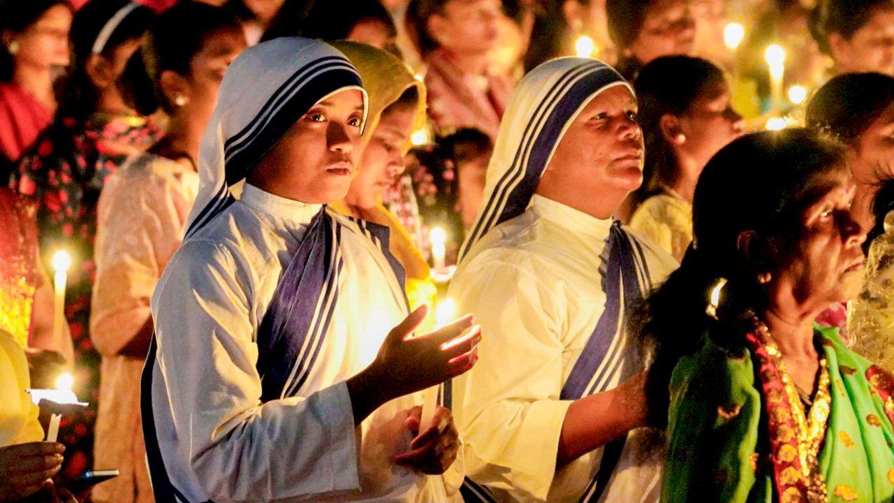 During Lent, devotees engage in fasting, Lenten walks, special meditations, pilgrimages, and participation in the Way of the Cross, reflecting on Jesus' sufferings and sacrifice