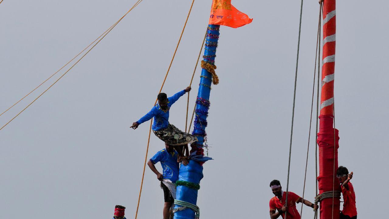 The jatra usually begins with special prayers and purification rituals at the temple. Devotees offer coconuts, flowers, turmeric, and sarees to the goddess