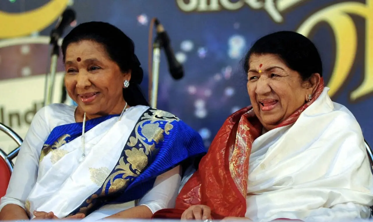 Asha Bhosle was also in news for professional differences with sister Lata. It began after Lata Mangeshkar and Mohammed Rafi fought over the topic of 'royalty for singers' back in the '60s. While Lata was in favour of royalty, Rafi was against her suggestion to give royalty to singers. Their fight divided the industry into two camps, and to everyone's surprise, Asha joined Mohammed Rafi.