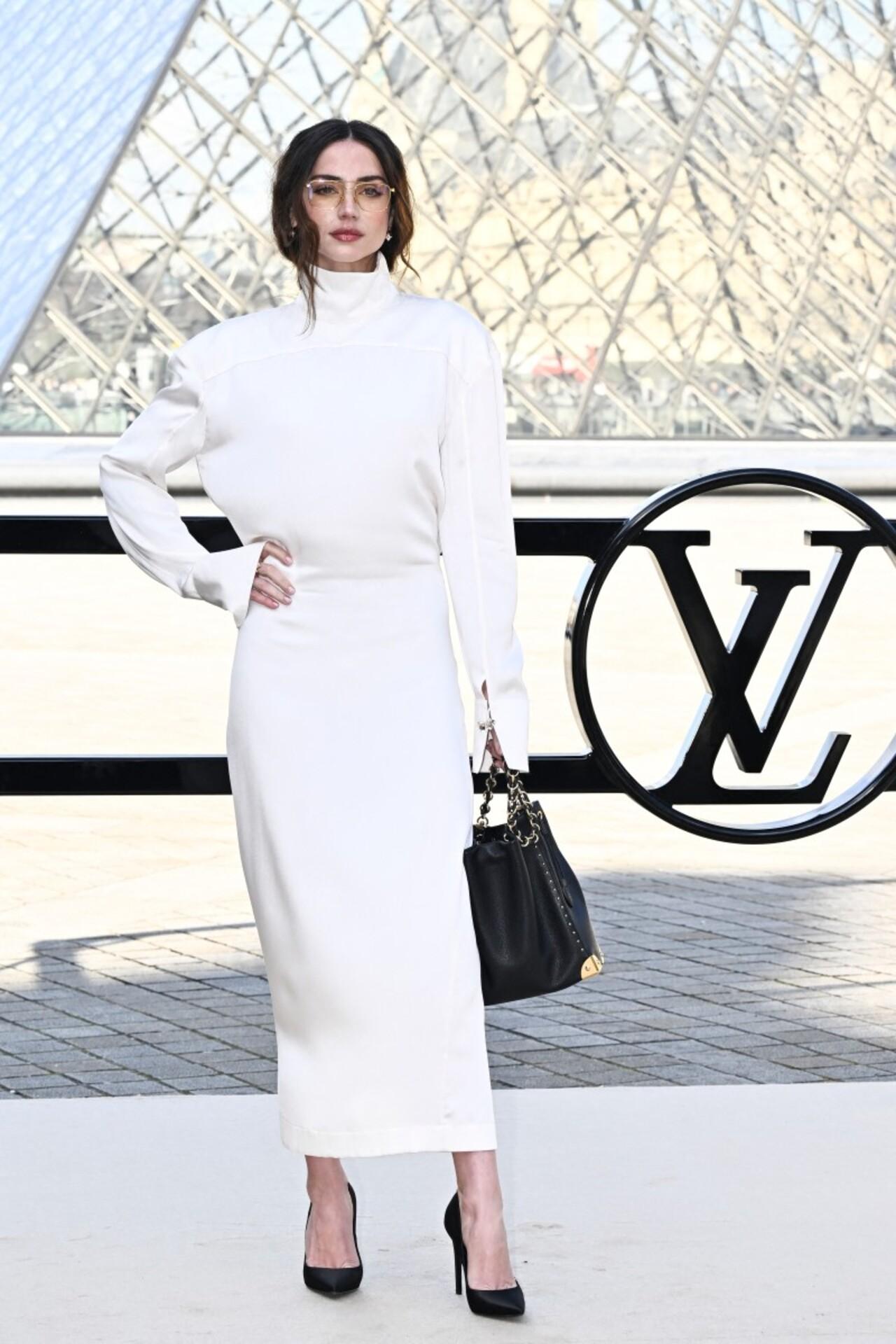 Ana de Armas showcases a chic and minimalist look in this all-white, high-neck maxi dress with long sleeves. She keeps the outfit modern and sharp.