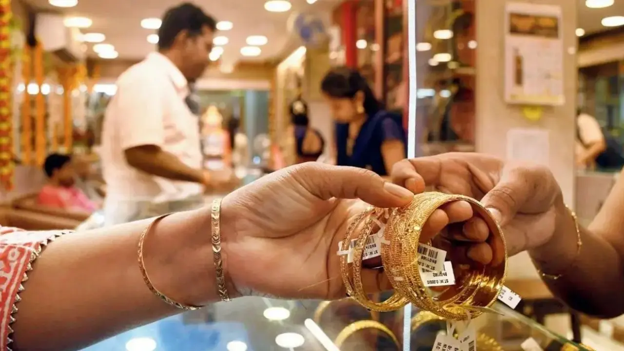 Gold prices goes below Rs 1.5 lakh mark amid global uncertanities