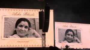  Karan Aujla honours Asha Bhosle during Mumbai performance