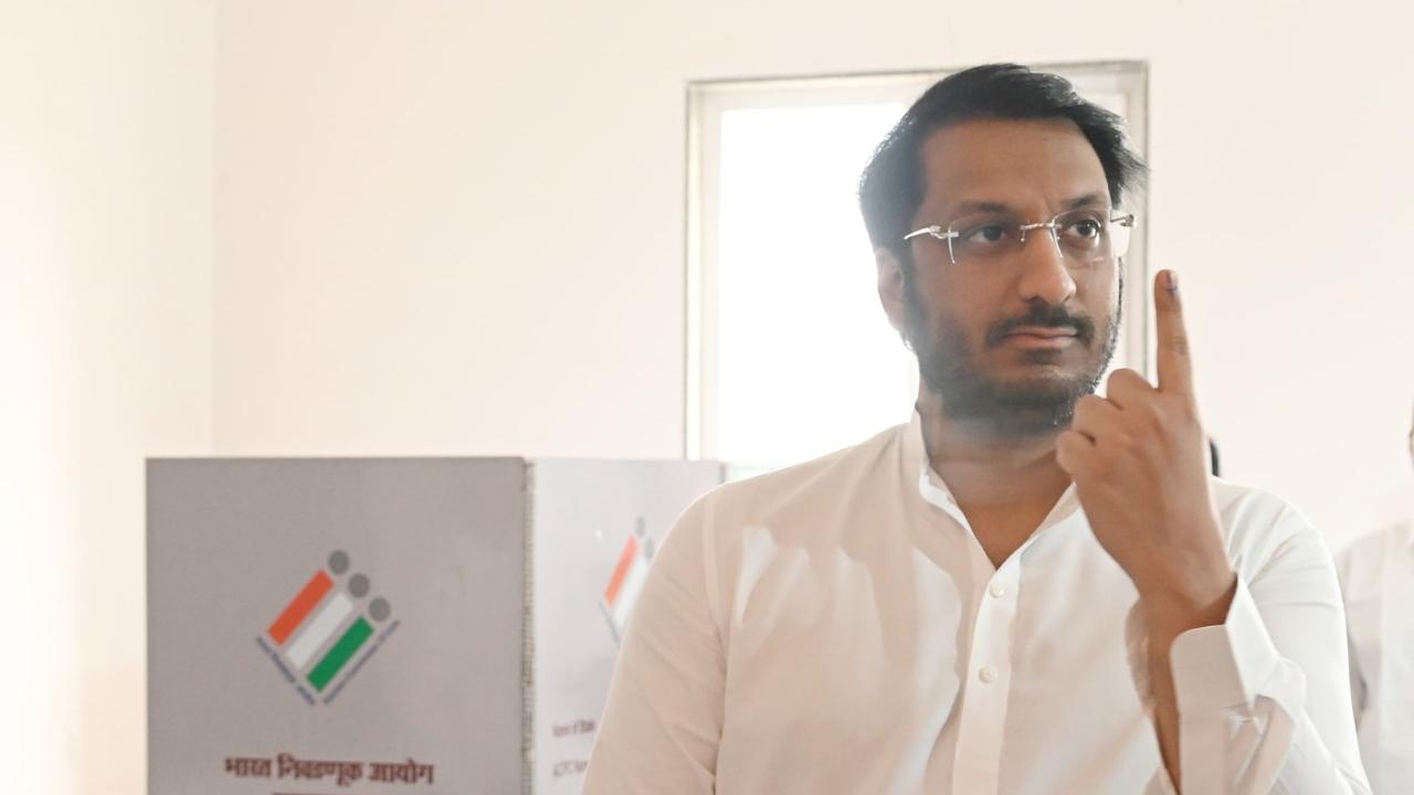 Her son Parth also cast his vote in the morning. Voting began at 7 am and will conclude at 6 pm