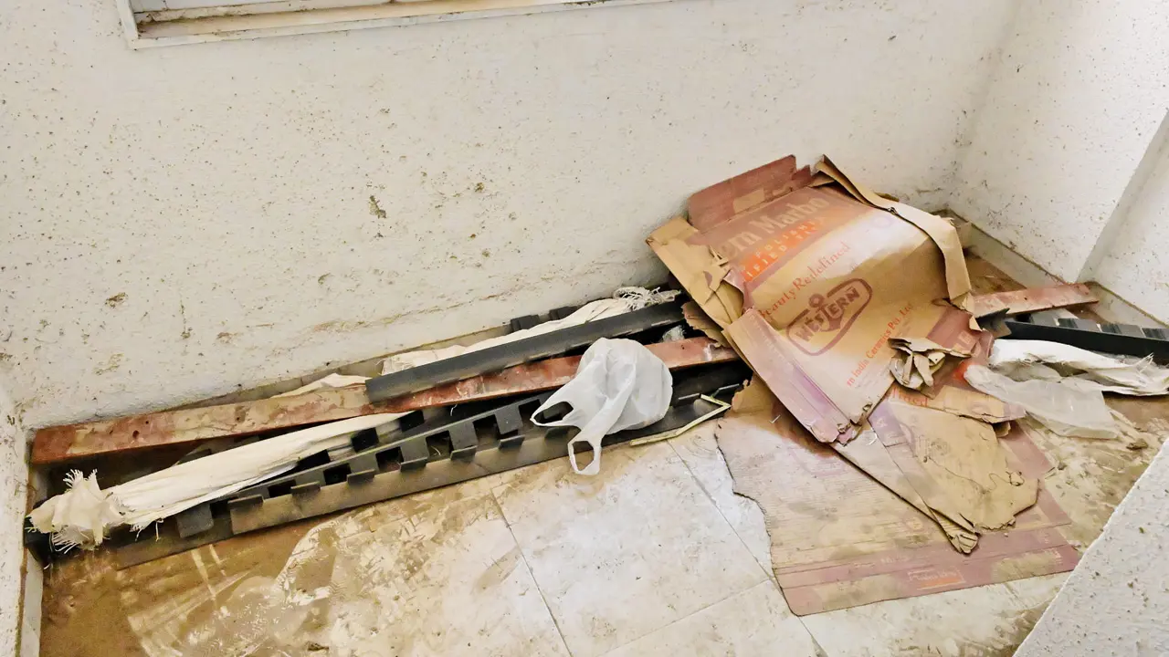 Residents pointed out problems like large cracks in the walls and poor cleanliness in the new allotted flats. Pics/Shadab Khan