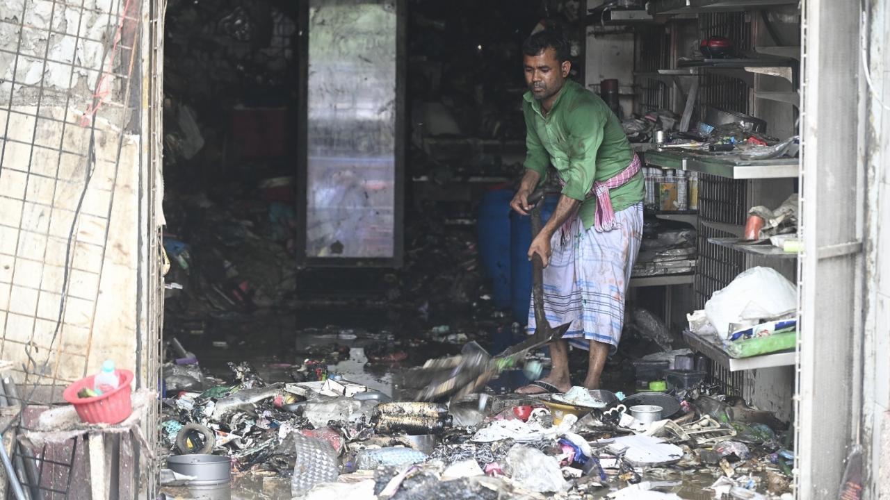 However, thick smoke was seen engulfing nearby areas, causing concern among local residents and shopkeepers.