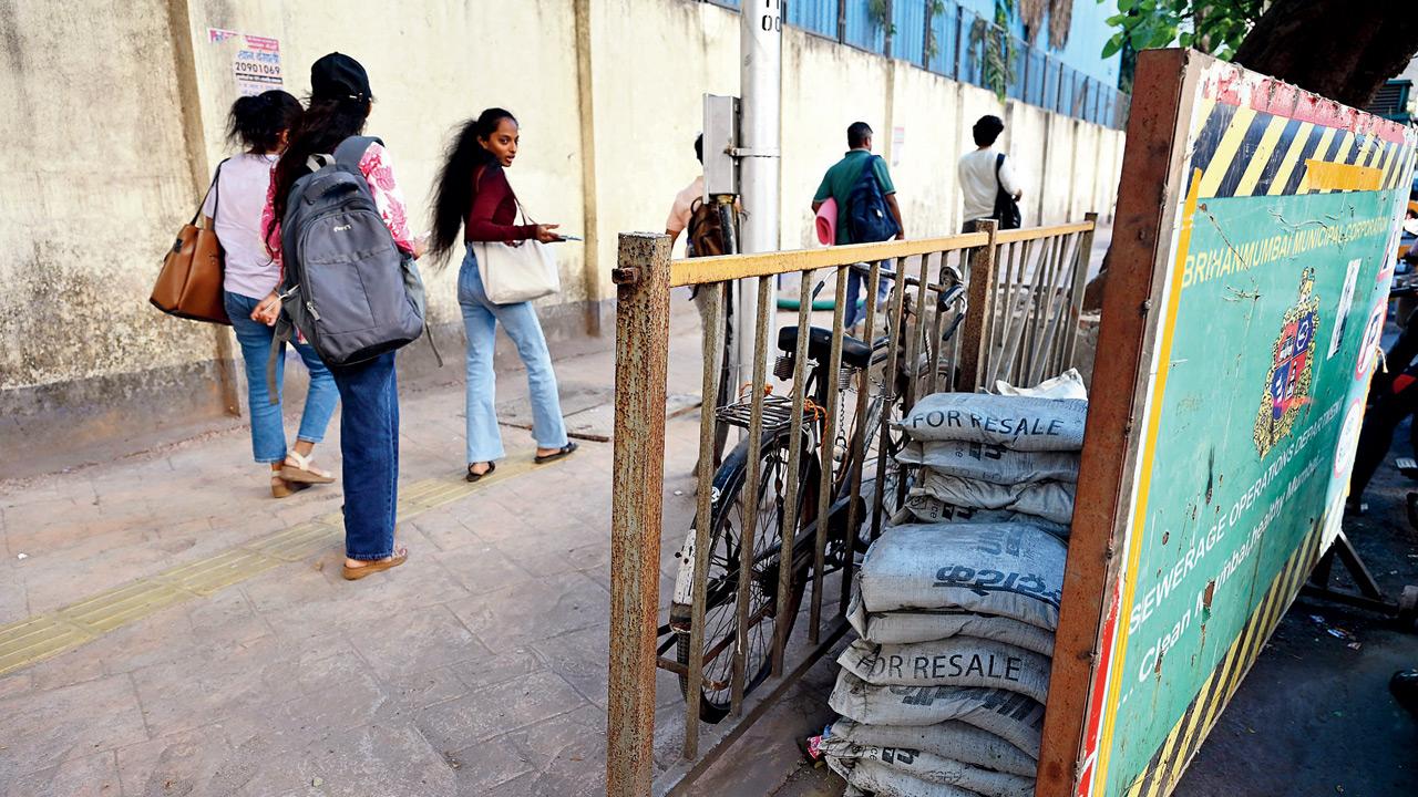 DN Nagar station’s uneven entry becomes a daily struggle for pedestrians