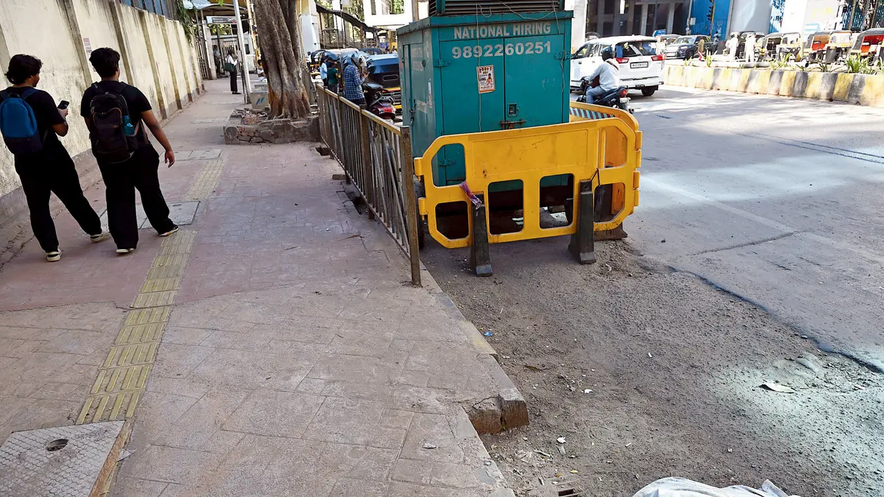 The high, uneven step without a slope at DN Nagar Metro entry point makes access difficult, especially for the elderly. Pics/Atul Kamble
