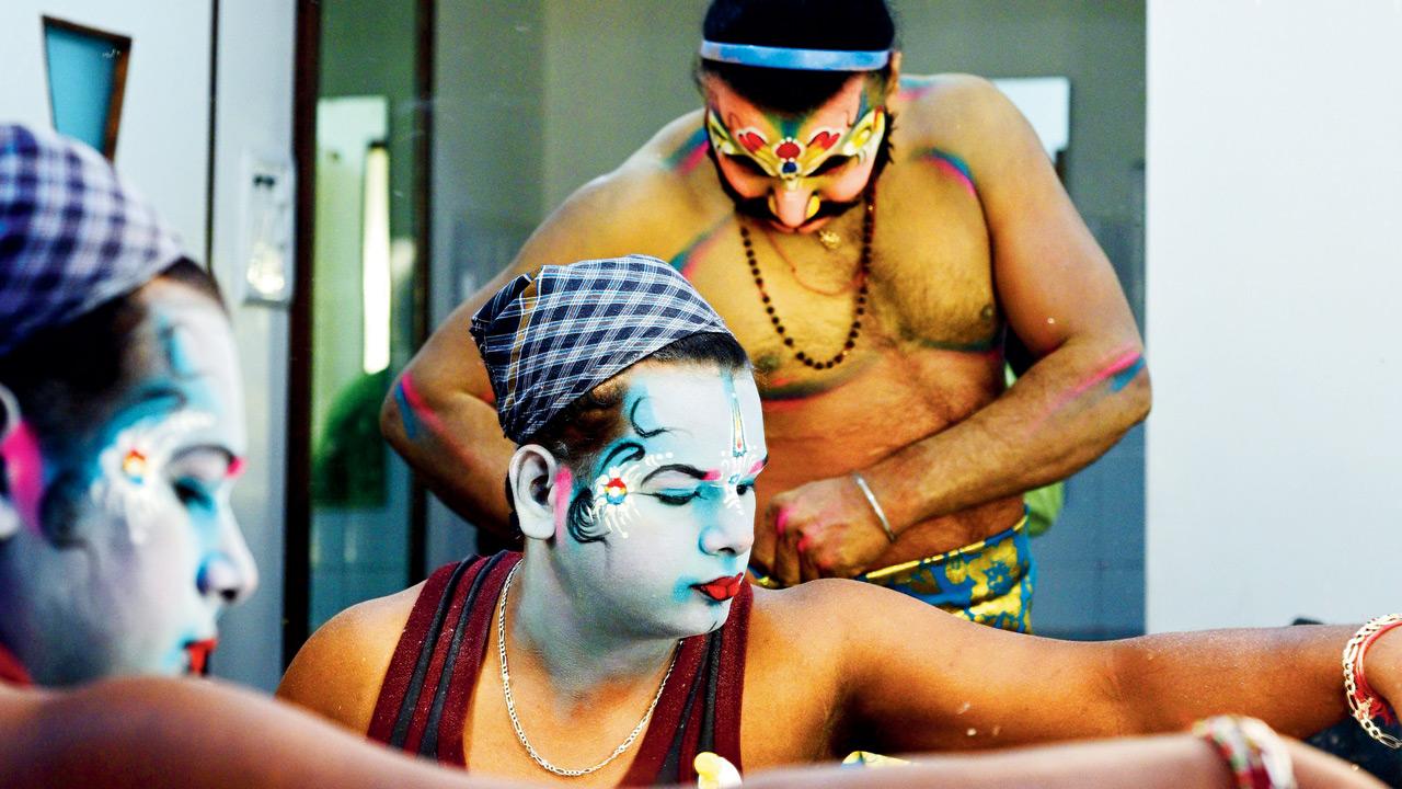 Backstage moments unfold as artistes from Vengurla prepare for the rare staging, reflecting the discipline behind the centuries-old Dashaavtar tradition