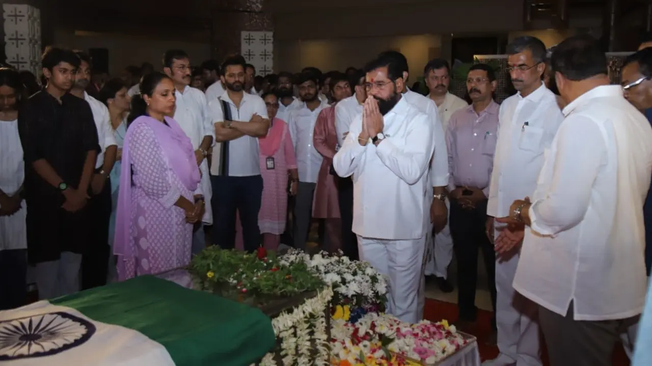 In Photos: Eknath Shinde pays floral tributes to Asha Bhosle at her residence