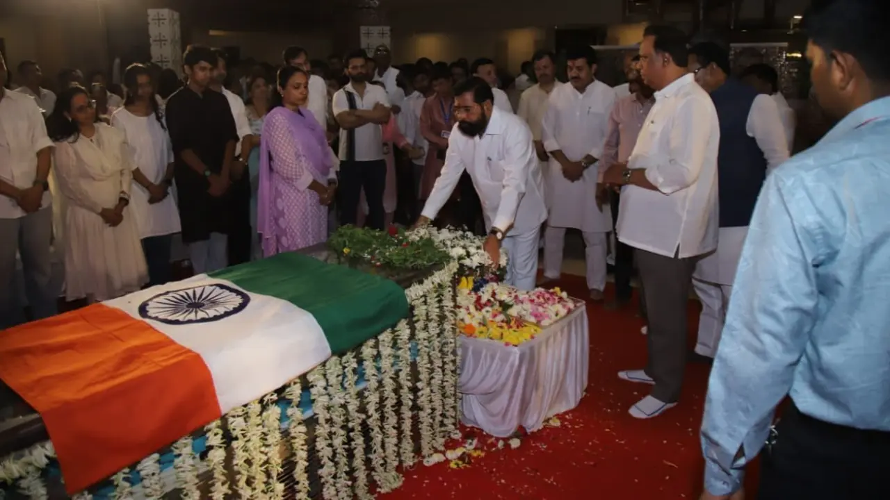 Shinde honours Asha Bhosle, calls her pride of Maharashtra and timeless icon