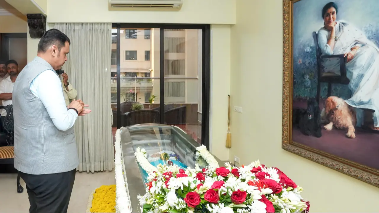 Devendra Fadnavis visits Asha Bhosle’s residence, pays final respects in Mumbai