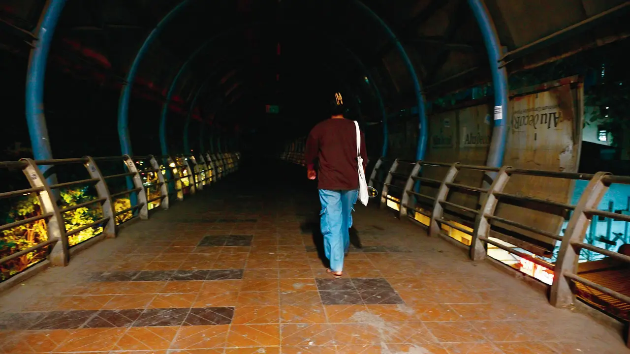The Cotton Green skywalk, which lacks illumination. PIC/SHADAB KHAN