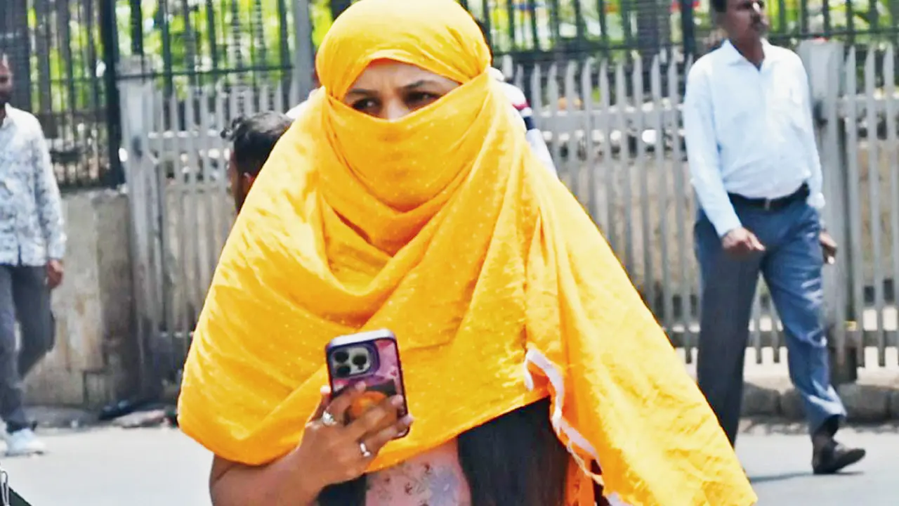 People use scarves and coverings to beat the heat as humidity remains high in Mumbai. Pics/Sayyed Sameer Abedi