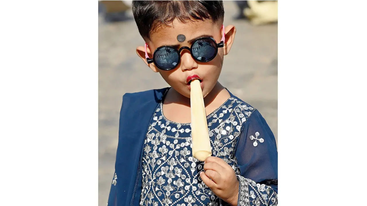 Pedestrians navigate the sweltering afternoon heat along Abdul Rehman Street, opposite Crawford Market (Pic/Ashish Raje)