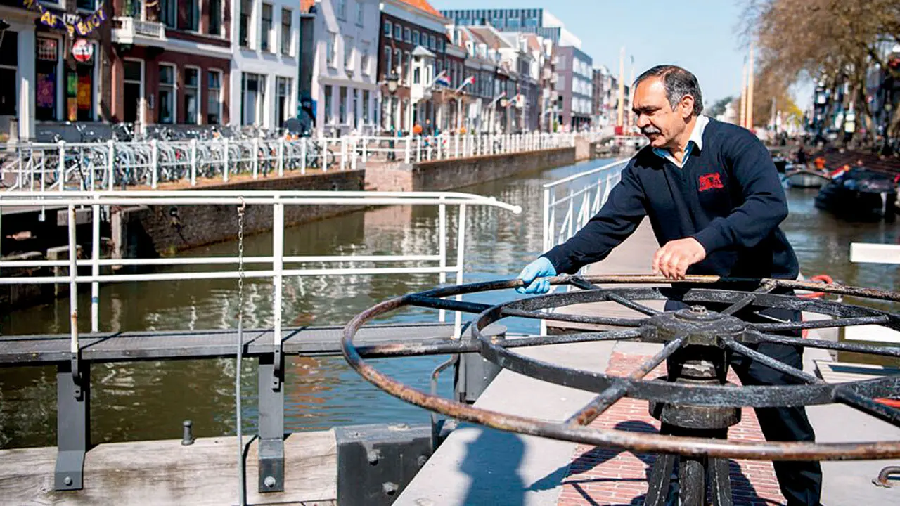 The doorbell notifies the lock keeper to open the underwater gates. Pic/Visdeurbel