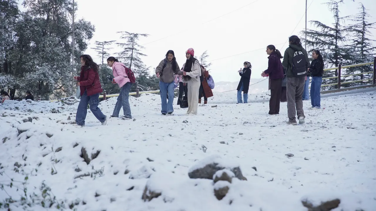 J-K: Fresh snowfall at Guldanda in Bhaderwah draws thousands of tourists