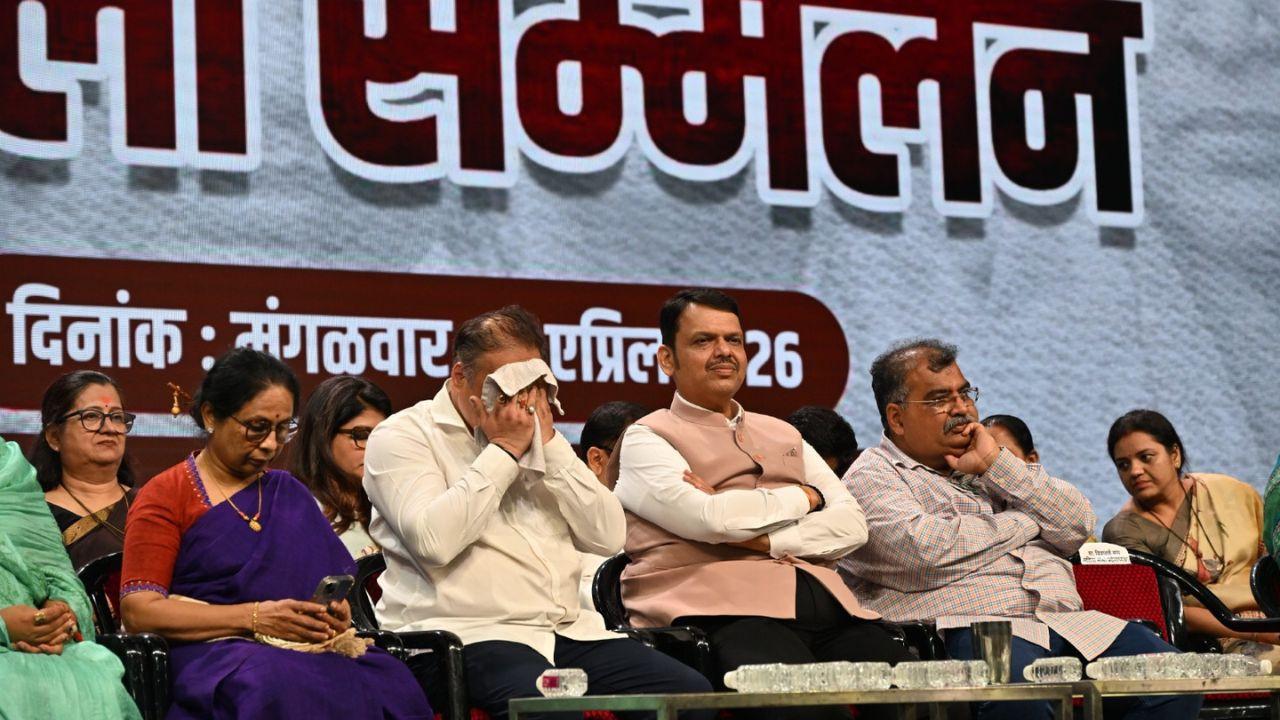 CM Fadnavis spearheads protest at NSCI; BJP plans 1 crore signatures drive. Pics/ SAYYED SAMEER ABEDI