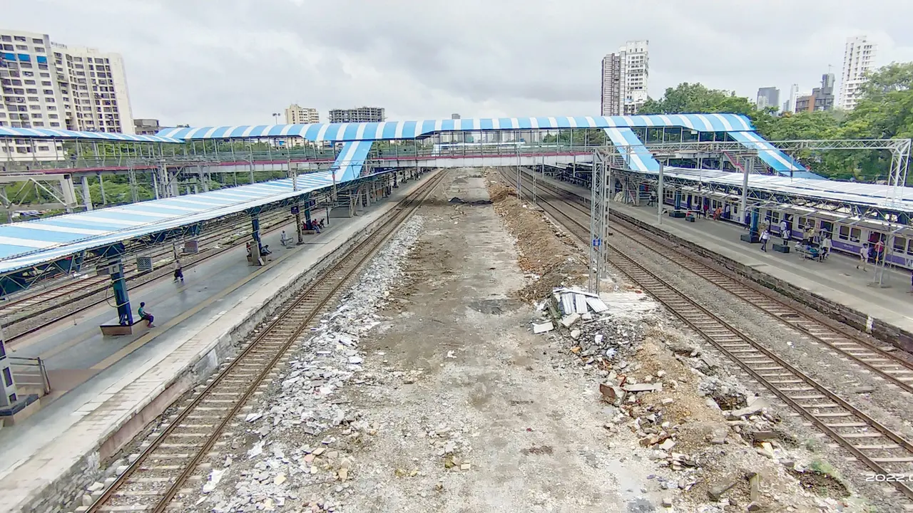 Work on the 5th and 6th lines on the CR all the way up to Parel and the 6th line of the WR all the way up to Mumbai Central is finally underway. PICS/BY SPECIAL ARRANGEMENT