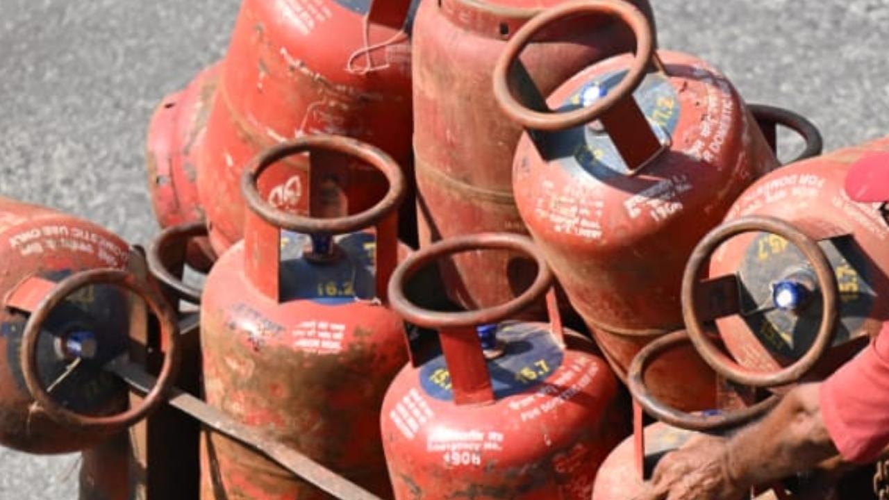 Gas delivery worker booked after Mumbai cops recover 23 empty LPG cylinders