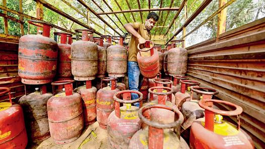 Maharashtra tightens commercial LPG distribution, prioritises essential services