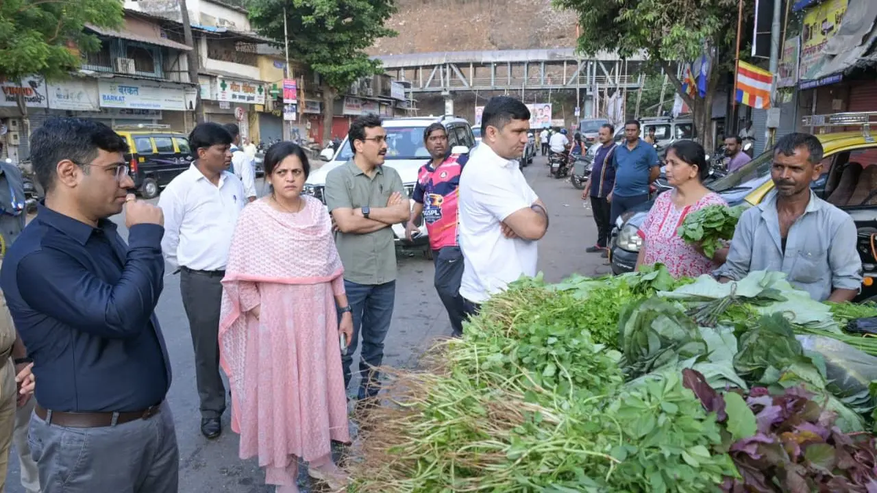Bhide conducted an early-morning inspection on April 29 across Wadala, Chembur and Chunabhatti, reviewing sanitation infrastructure and on-ground cleaning operations. PICS/ BMC