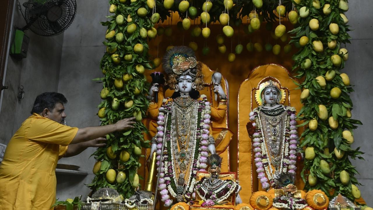 Worshippers participate in the traditional Patousva Amba Festival at Madhavbaug Temple, CP Tank, Bhuleshwar.