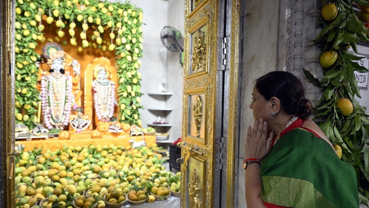 Festive scenes from the 151st Patousva Amba (Mango) Festival at Madhavbaug Temple, CP Tank, Bhuleshwar, on April 28, 2026.
