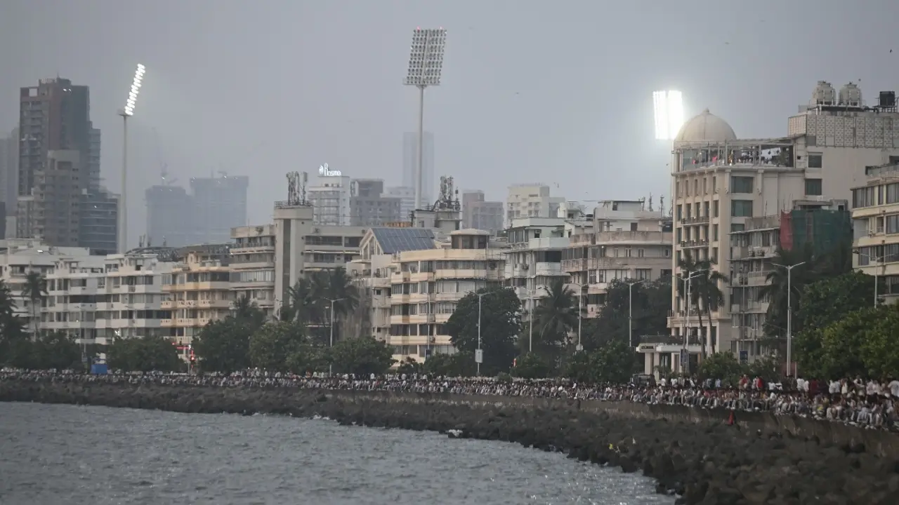 Weekend crowd peaks at Mumbai&rsquo;s favourite hangout, Marine Drive.