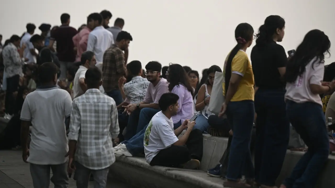 A lively crowd throngs Marine Drive as Mumbaikars enjoy their Sunday evening.