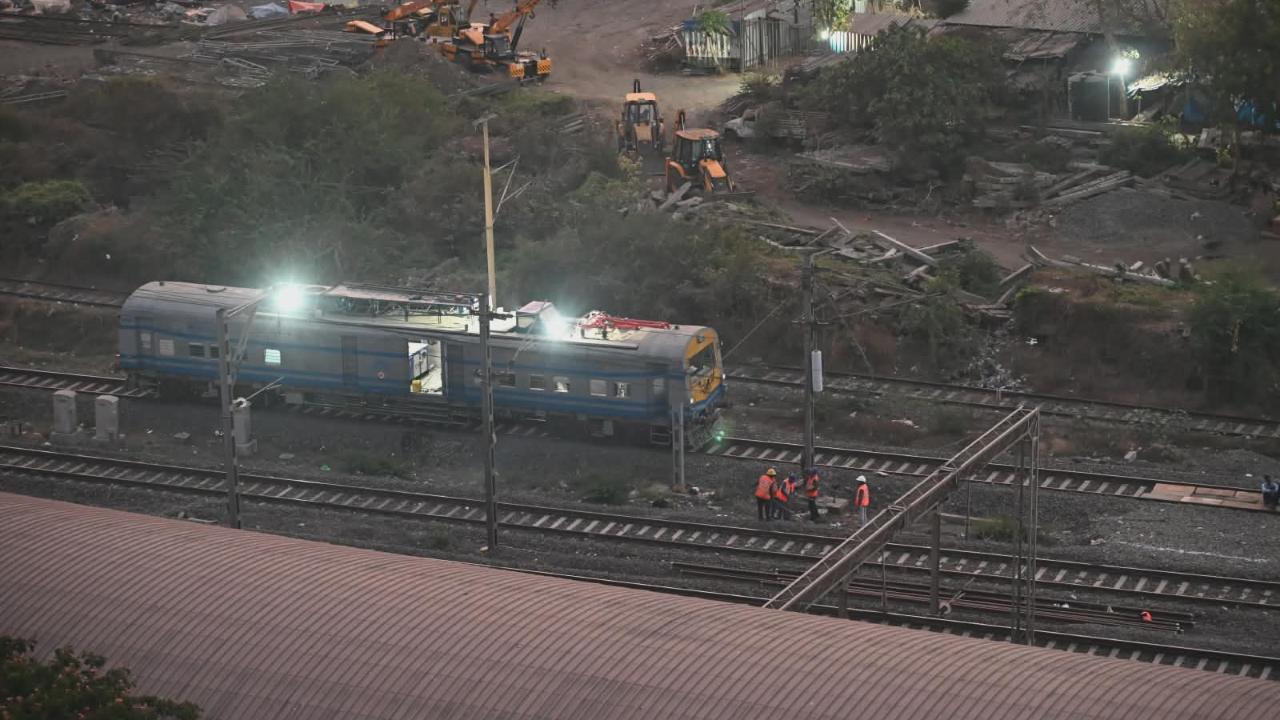 At a point in Andheri near Mahakali Nagar, out of 4.7km length, about 2.5km line has been combined with the Pink line and constructed on the same single pier at road median to provide an addition transport facility in collaboration with the BMC