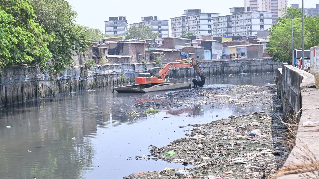 Mumbai: BMC accelerates Mithi River desilting, sets May 31 deadline