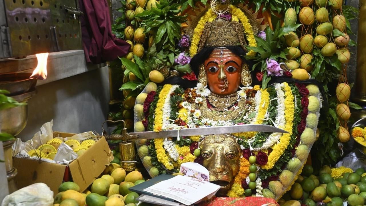 Fresh Alphonso mangoes were primarily used in the decorations, adding both fragrance and colour to the temple surroundings.