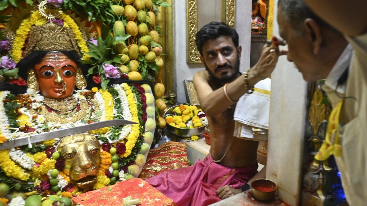 Devotees thronged the temple on Mumbadevi Road to witness the unique decorations and offer prayers, making it one of the most attended religious events in the city during the festival.