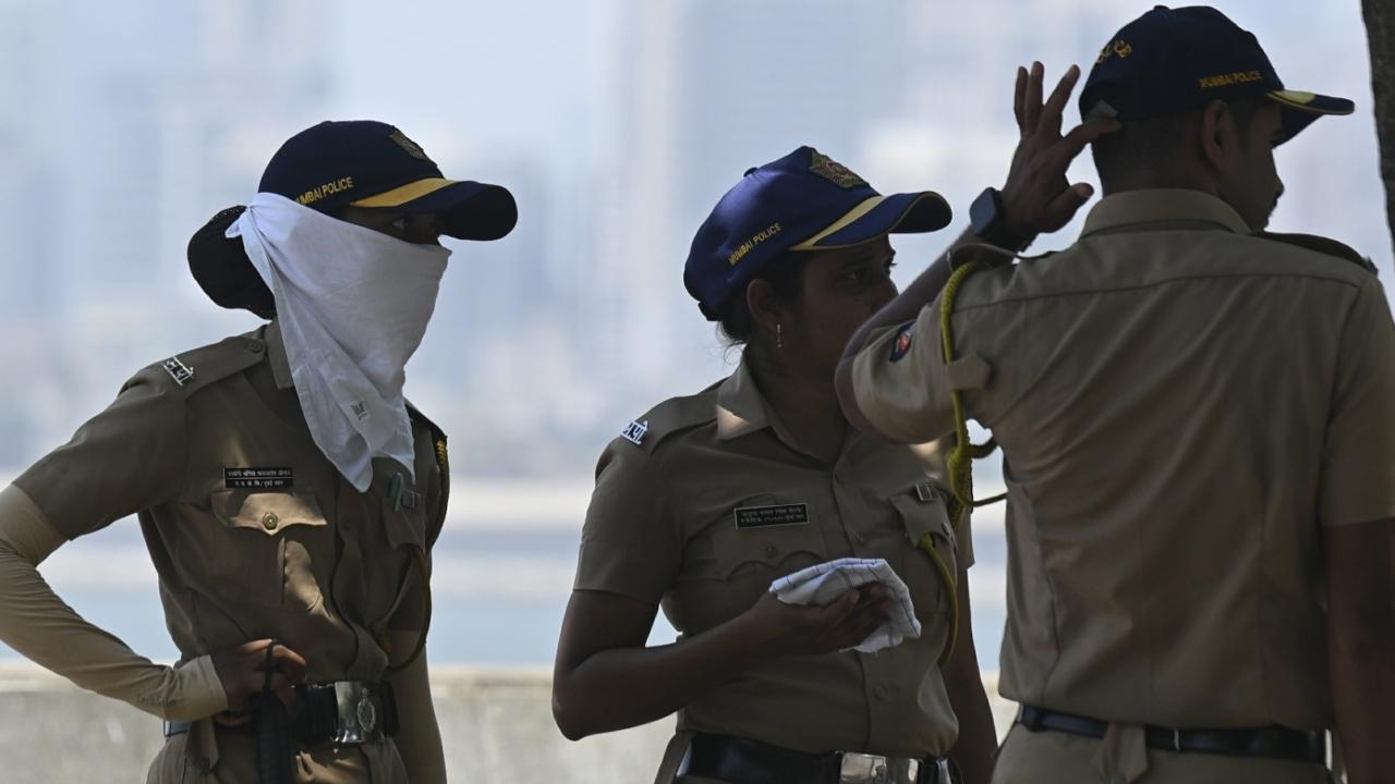 Mumbai remained relatively cooler compared to the interior districts but continued to witness warm and humid weather. Colaba recorded a maximum temperature of 34 degrees Celsius, while Santacruz reported 34.6 degrees Celsius. Minimum temperatures stood at 27.4 degrees Celsius and 23.4 degrees Celsius, respectively, both slightly above normal, reflecting uncomfortable humidity levels in the city.