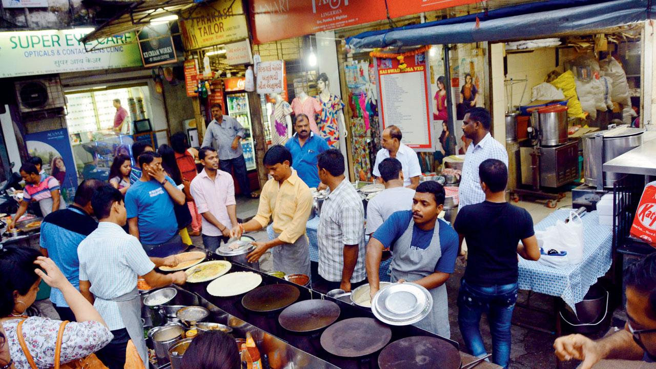 Khau Galli at Ghatkopar East. Pics/Sayyed Sameer Abedi
