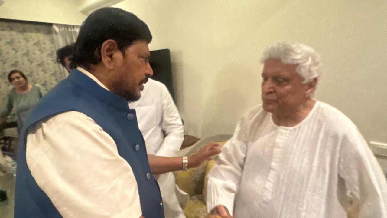 Athawale expressed deep sorrow over the demise of the iconic vocalist, recalling her immense contribution to Indian music and her enduring legacy across generations.