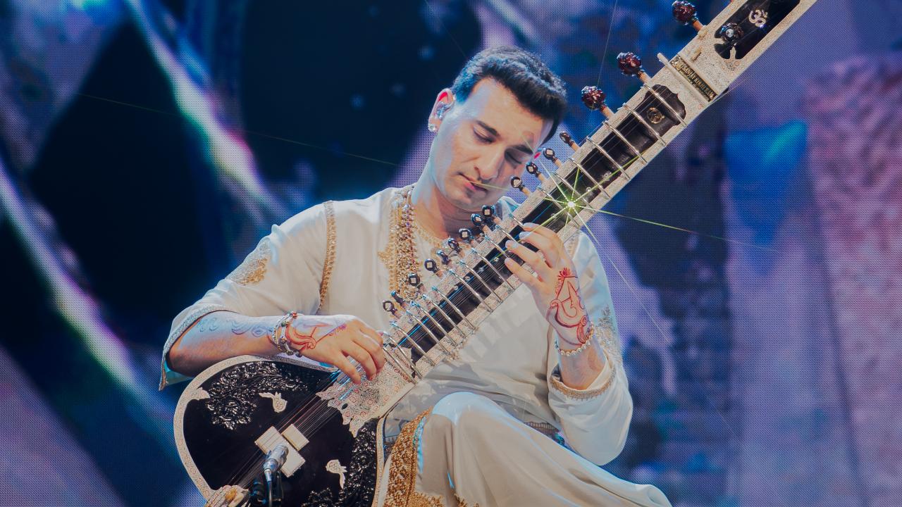 Sitarist Rishab Rikhiram Sharma pays tribute to Asha Bhosle at Kolkata concert