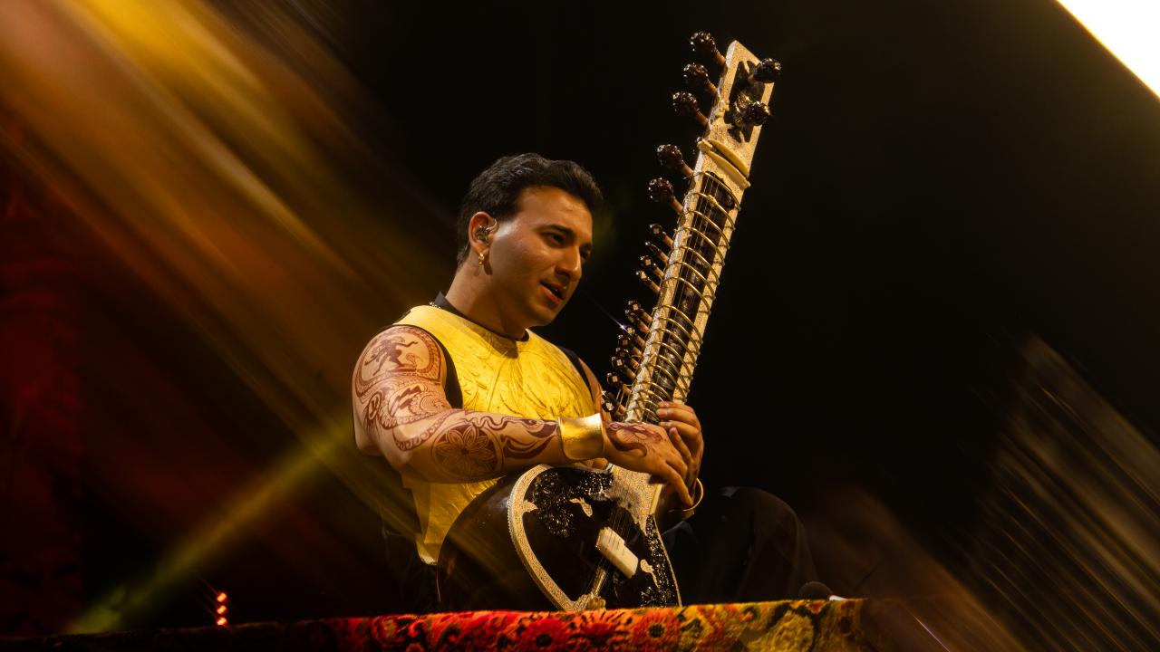 A striking highlight of the performance was the conscious avoiding of fireworks to ensure a mindful and responsible celebration