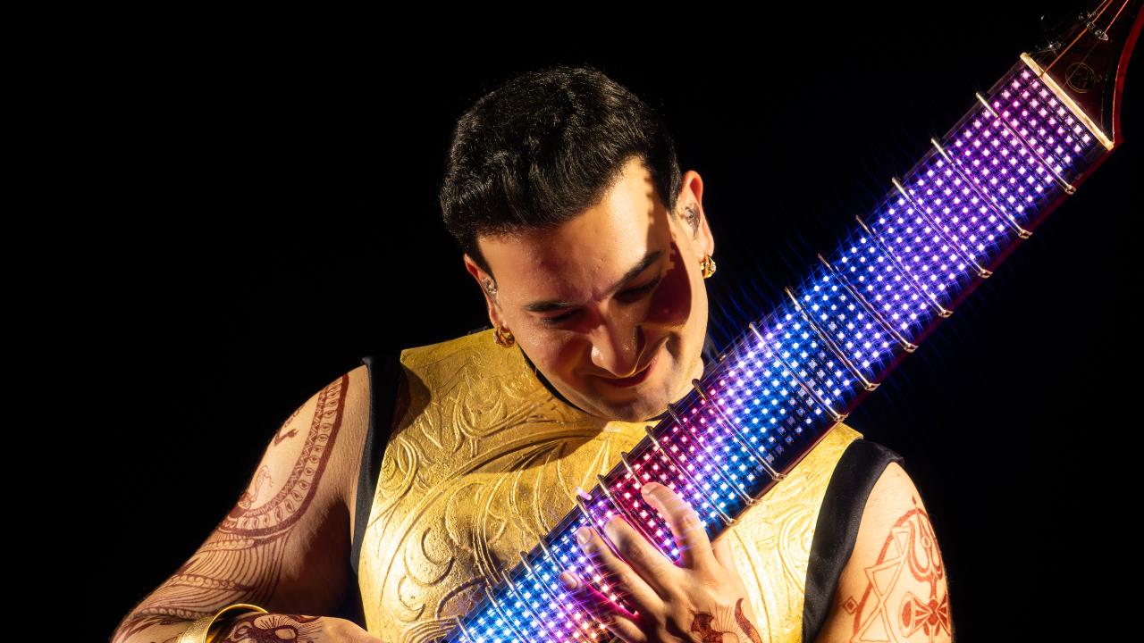 Rishab performed a contemporary sitar reinterpretation of the global hit song from Dhurandhar set the stage ablaze, among other previously known popular mashup hits. Unfolding into a medley, he blended sitar, percussion and shehnai, seamlessly weaving in samples from Dhurandhar&rsquo;s &lsquo;FA9LA&rsquo; while paying homage to Nusrat Fateh Ali Khan with insets from &lsquo;Man Atkeya Beparwah De Naal&rsquo;