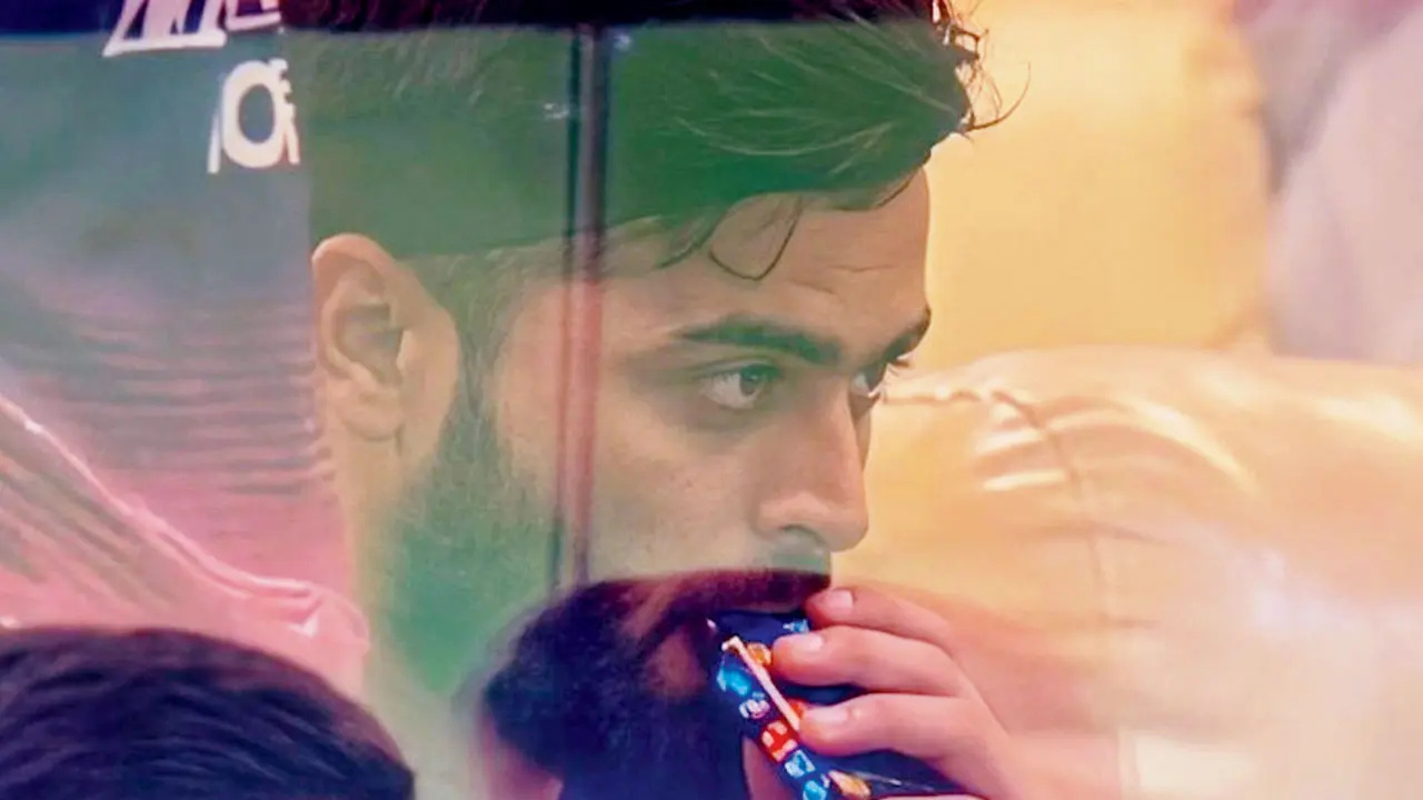 The above screengrab shows RR skipper Riyan Parag vaping in the dressing room