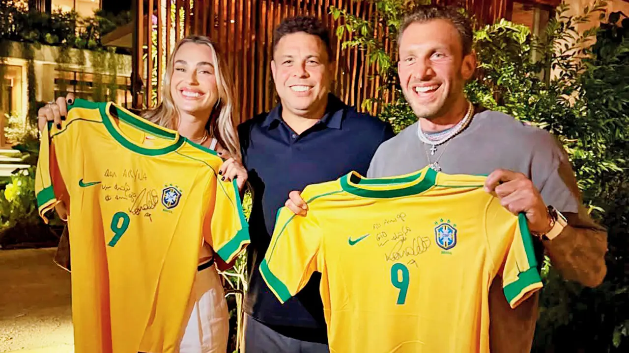 Aryna Sabalenka receives gift from Brazil’s Ronaldo