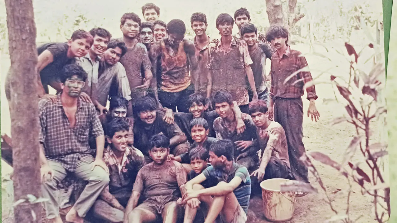 The first generation of Sahitya Sahawas kids celebrate Holi in the early 1990s. Spot Dr Niranjan Rajadhyaksha (executive director of Artha Global), Chaitanya Chinchlikar (VP Whistling Woods International), ace photographer Avinash Gowariker, Ajit Tendulkar (Sachin’s brother), and MNS leader Sunil Harshe