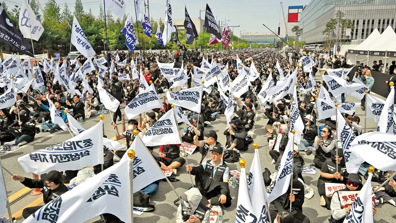 Samsung Electronics labour union members at the company’s factory, demanding higher bonuses and threatening a strike. PIC/AFP