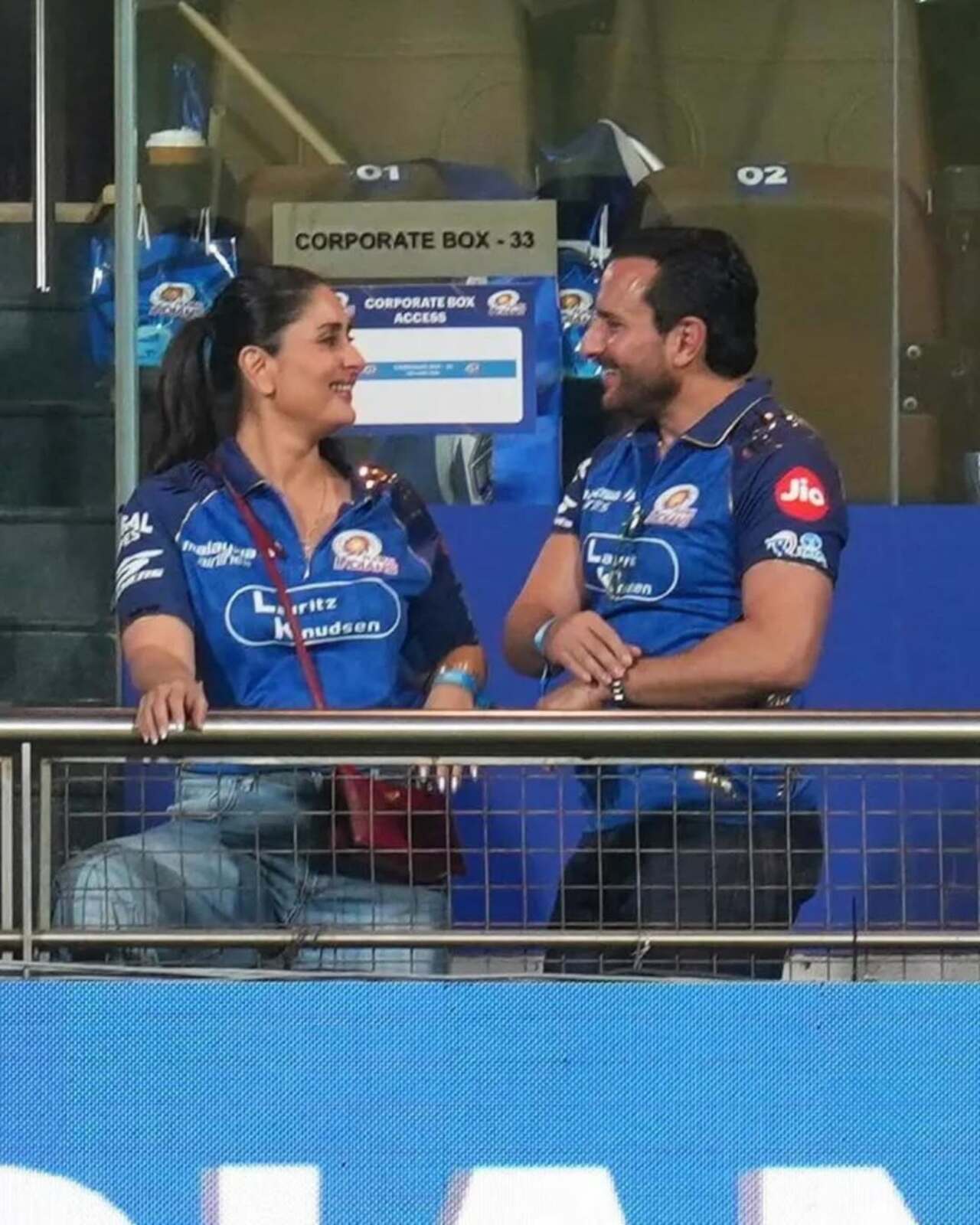 Saif Ali Khan and Kareena Kapoor were seen in a happy animated conversation at the Wankhede stadium&nbsp;