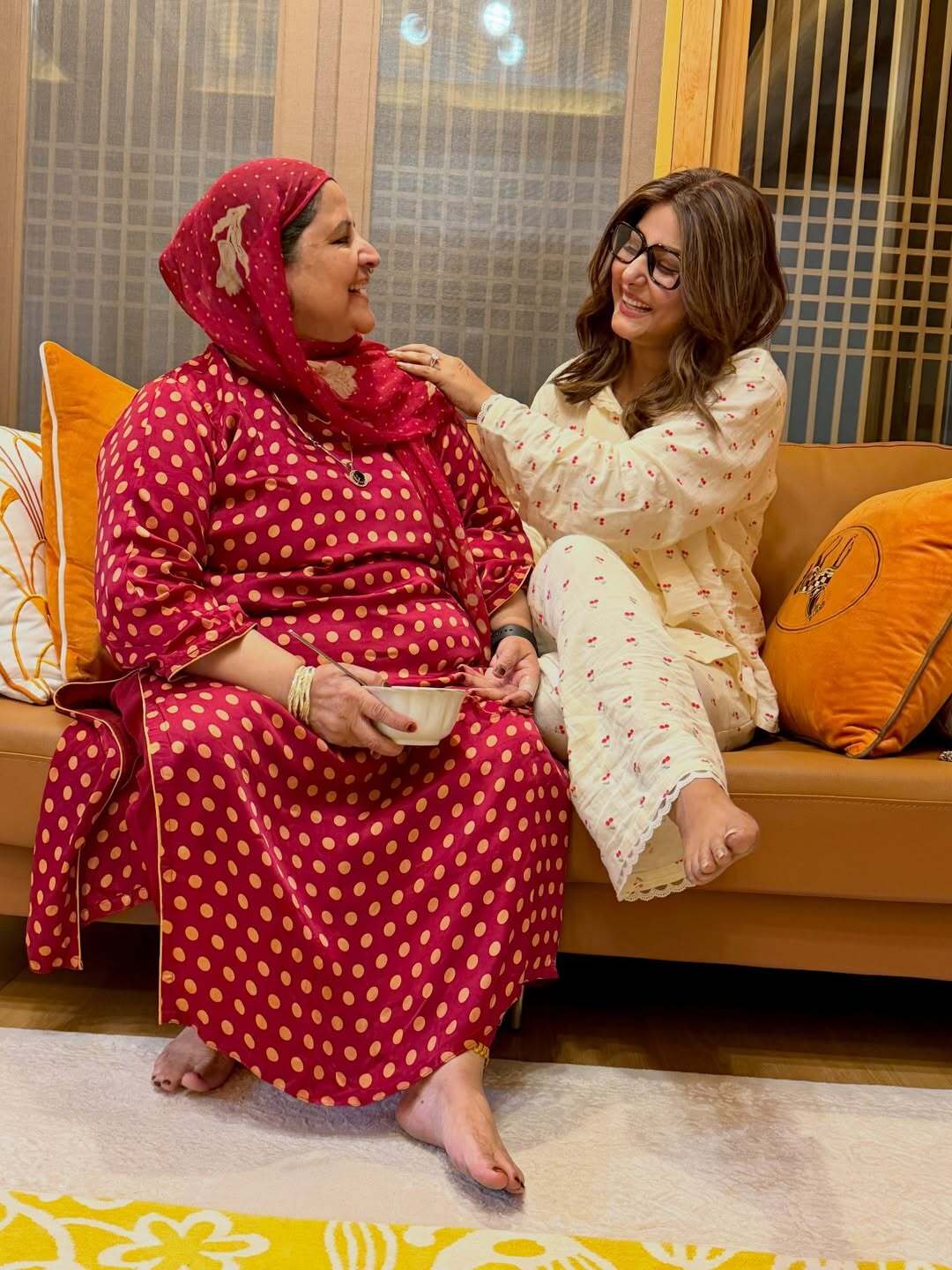 The actress was also seen having an emotional moment with her mother as they posed.